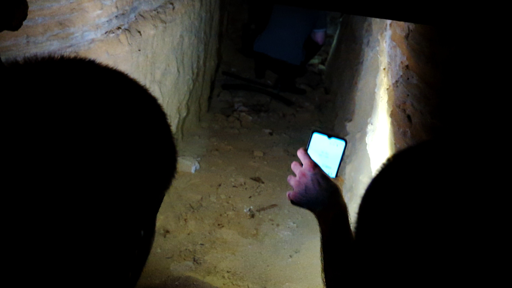 Cunicolo con esploratori