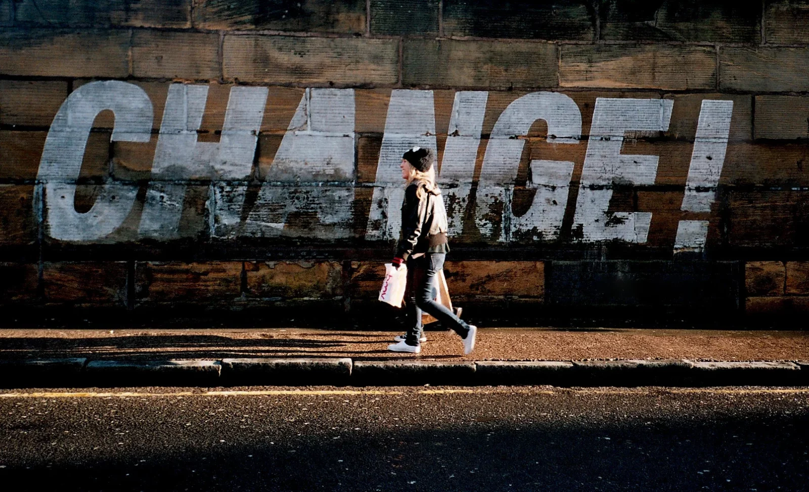 Murales con scritto: change!