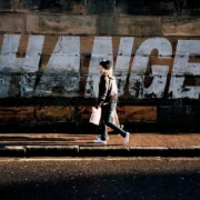 Murales con scritto: change!