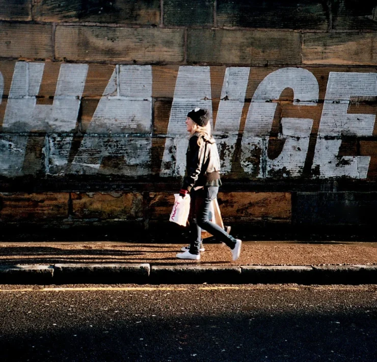 Murales con scritto: change!
